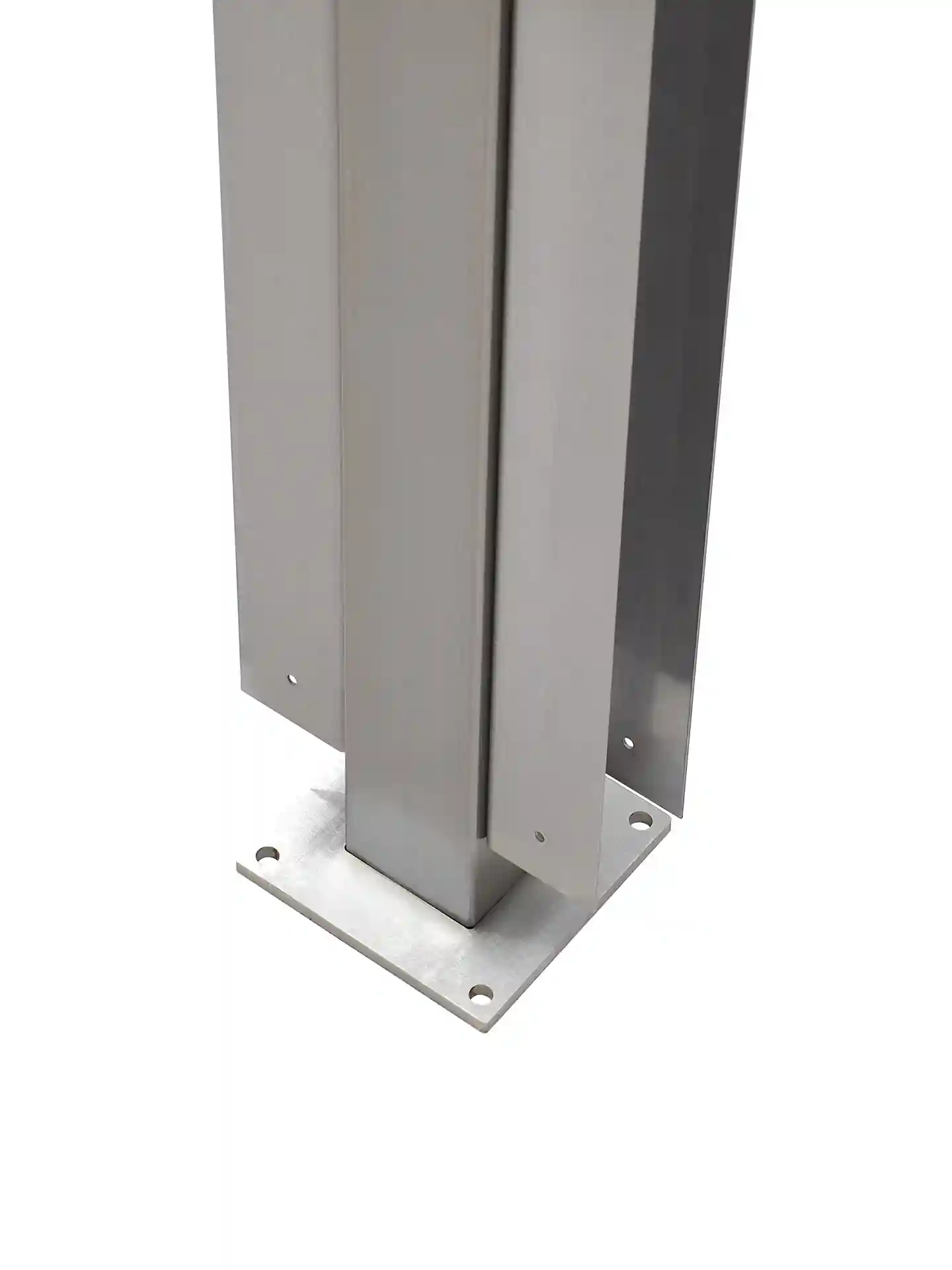 M-Pfosten aus Edelstahl V2A mit Montagefuß für sichere Befestigung von Bambuszäunen.