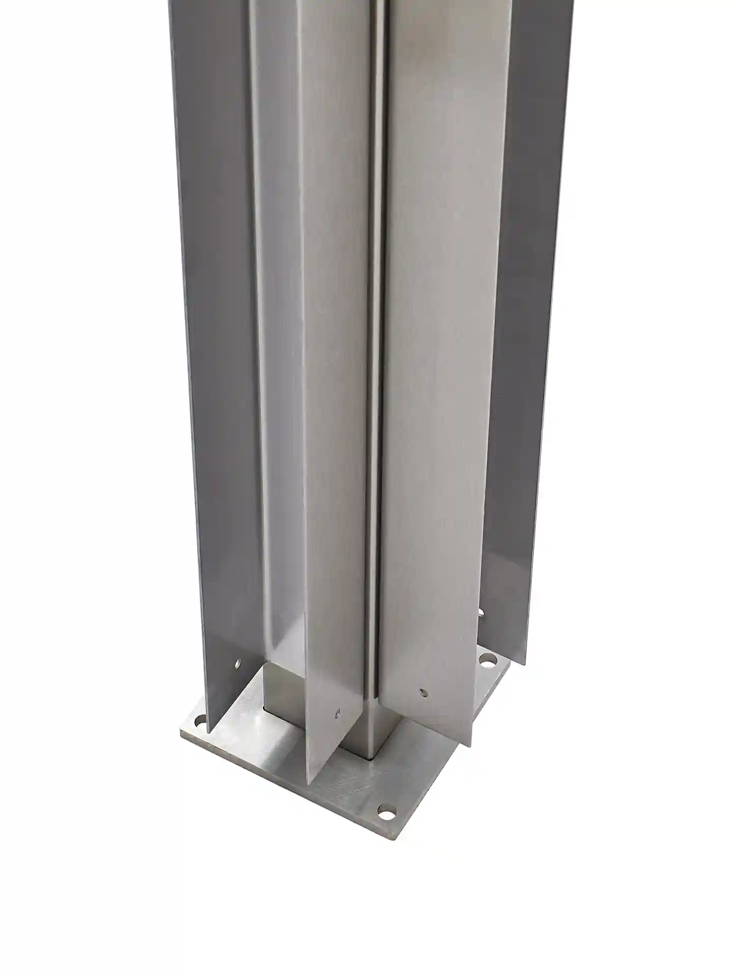 Eckpfosten aus Edelstahl V2A mit Montagefuß für Bambuszaun Befestigung im Garten.