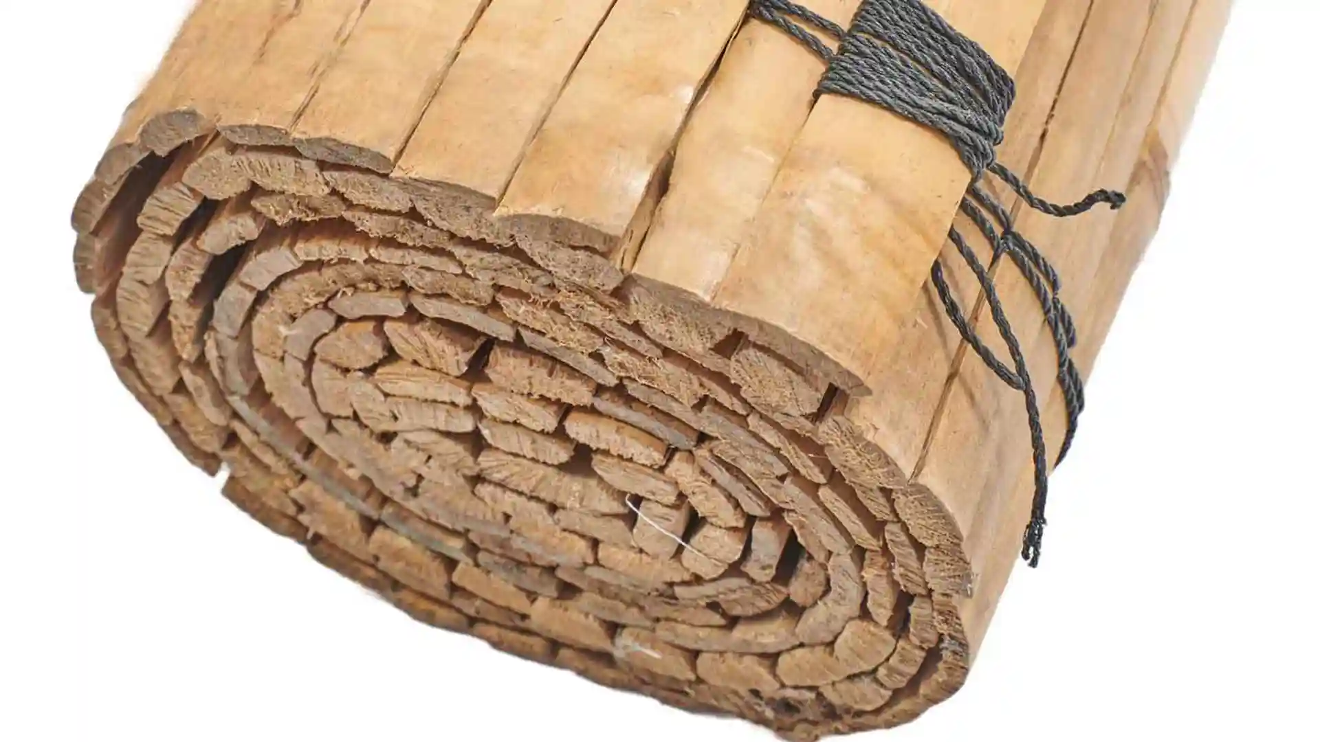 Aufgerollte Bambusmatte aus schmalen Bambusleisten mit dunkler Bindung und sichtbarer Materialstruktur.