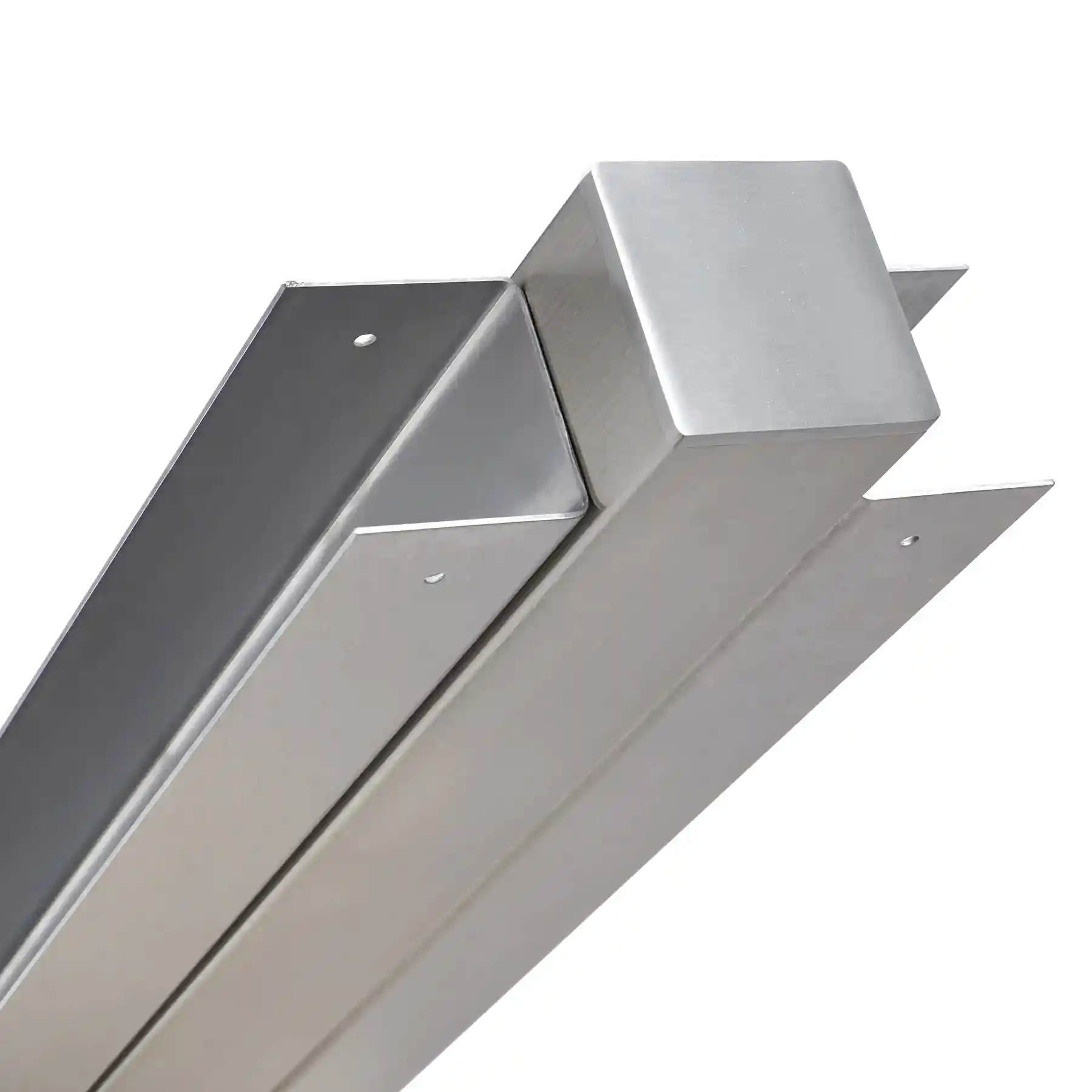 Doppeltes Stahlprofil für stabile Zaunmontage im Garten.