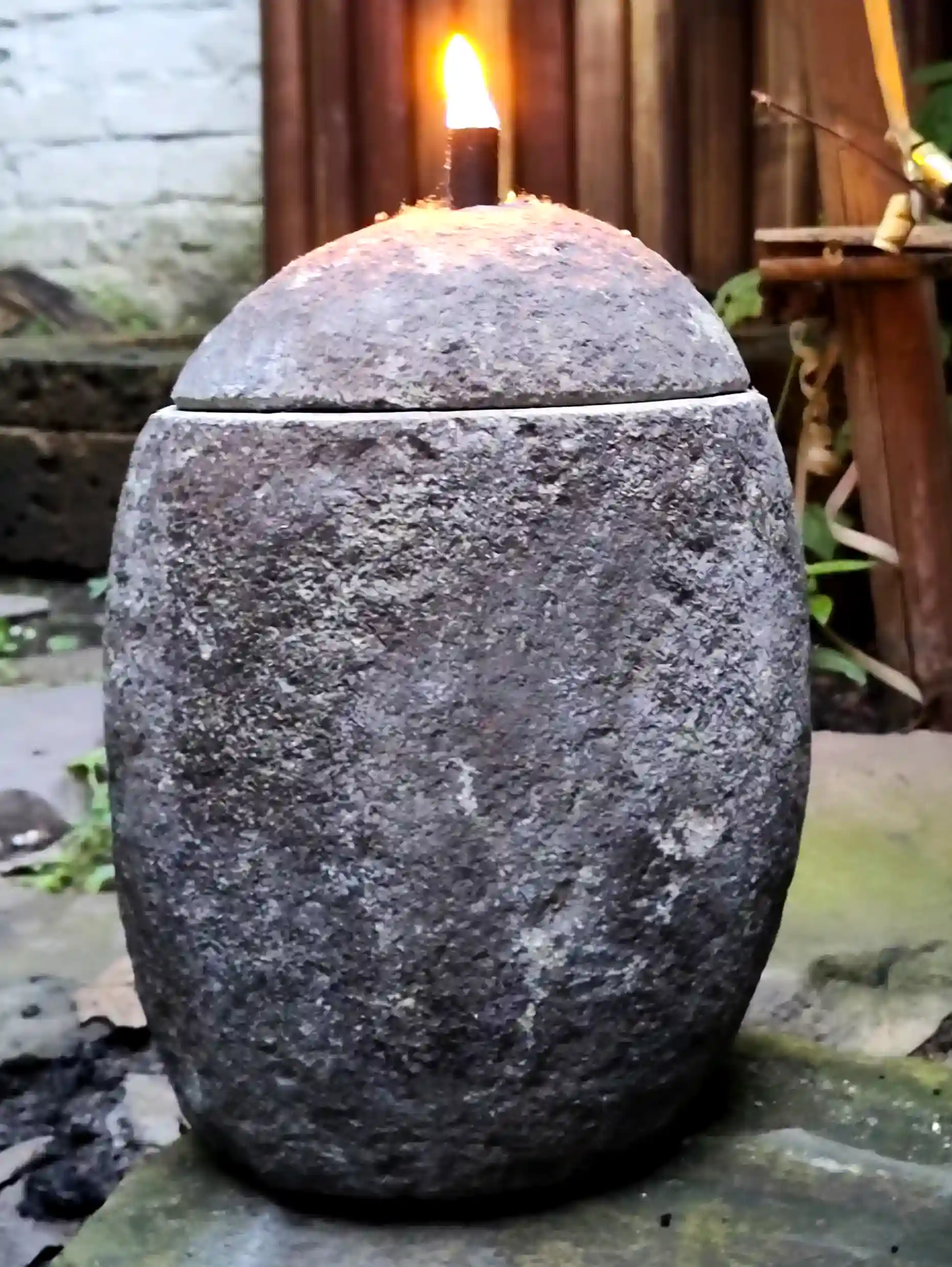 Öllampe aus indonesischem Flussstein