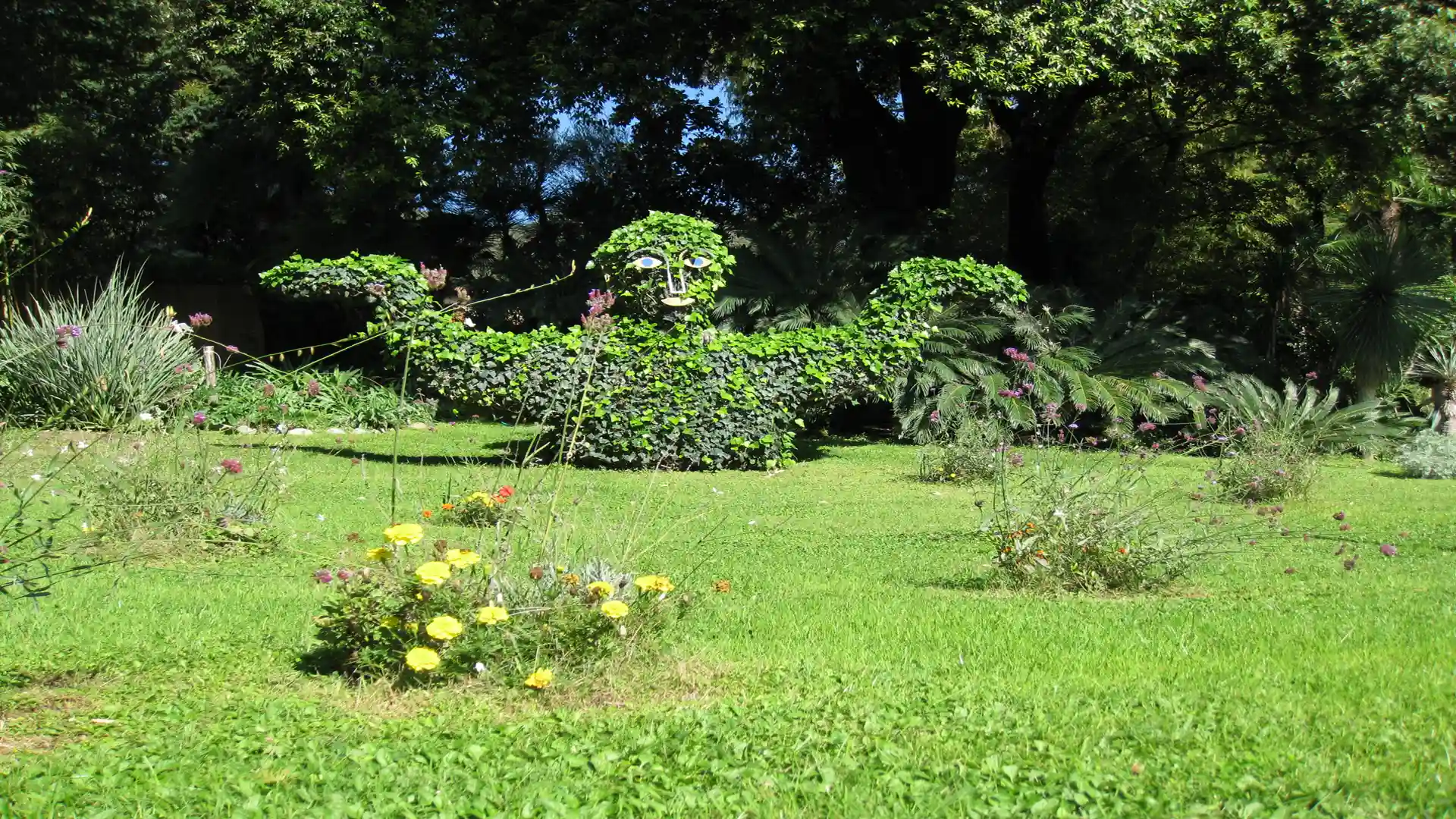 Figur des Genius Loci, efeuumrankte Büste, Kunst und Natur im Einklang von André Heller