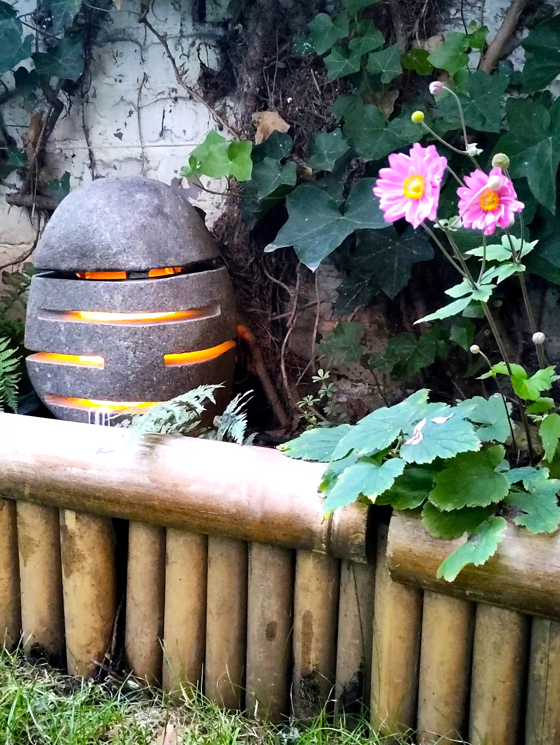 Steinlampe aus indonesischem Flussstein Natursteinlampe mit seitlichen Lichtschlitzen als dekorative Beleuchtung im Garten.