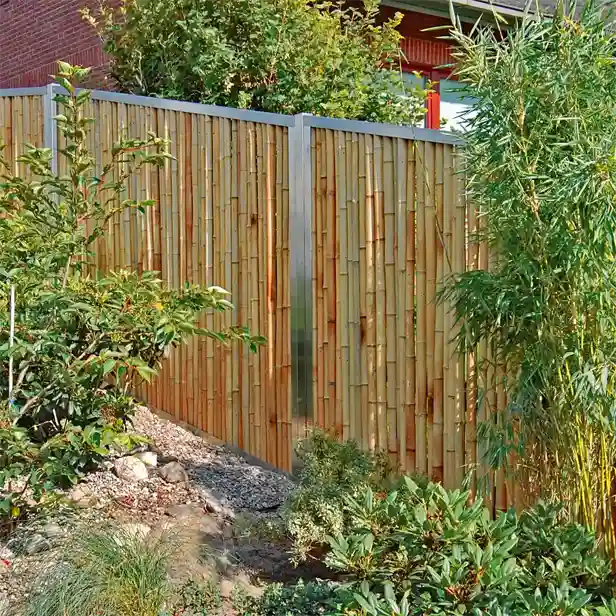 Bambuszaun aus Edelstahl als Sichtschutz zum Nachbarn.
