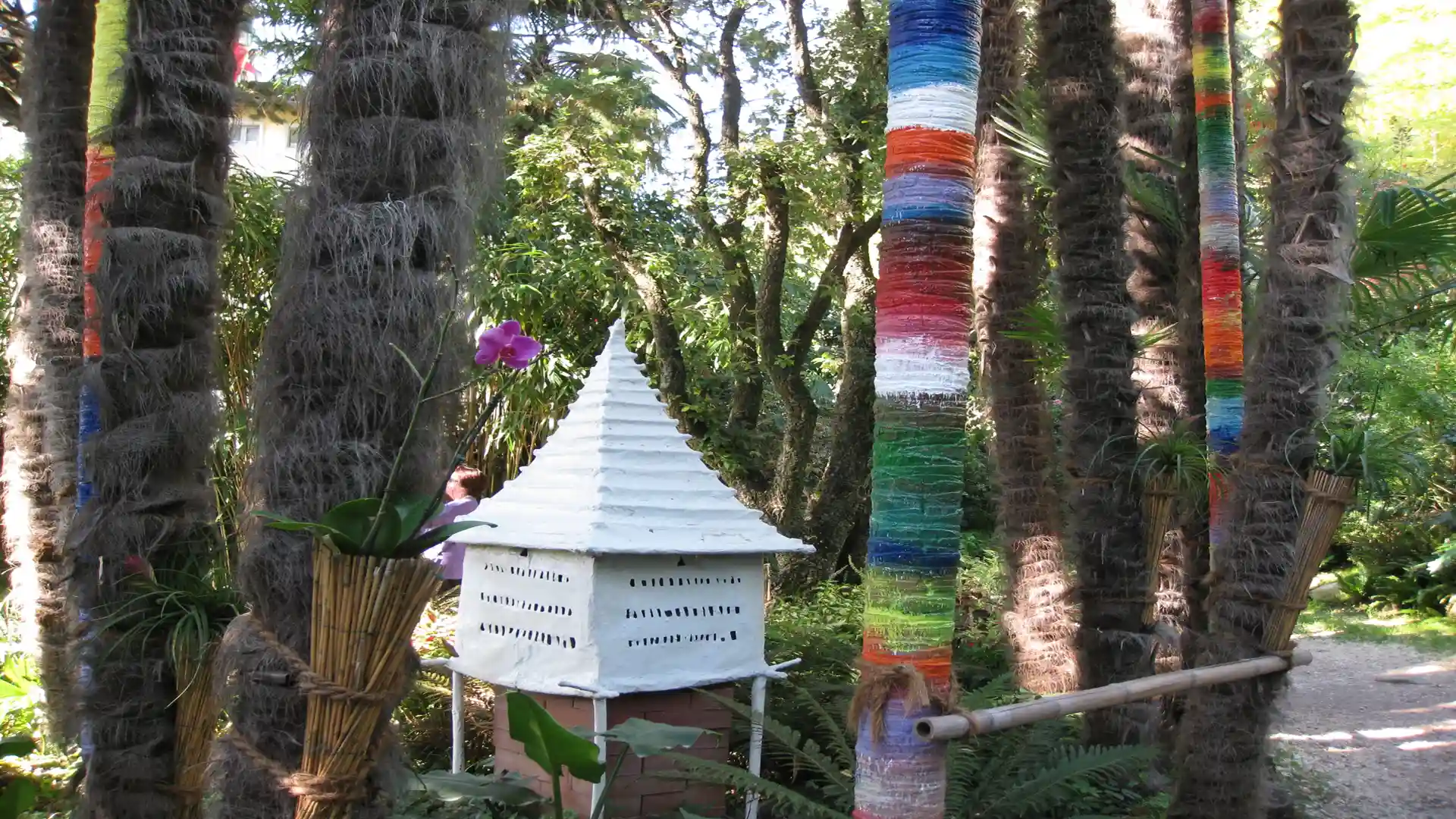 fantasievolles Arrangement von Kunst und Pflanzen