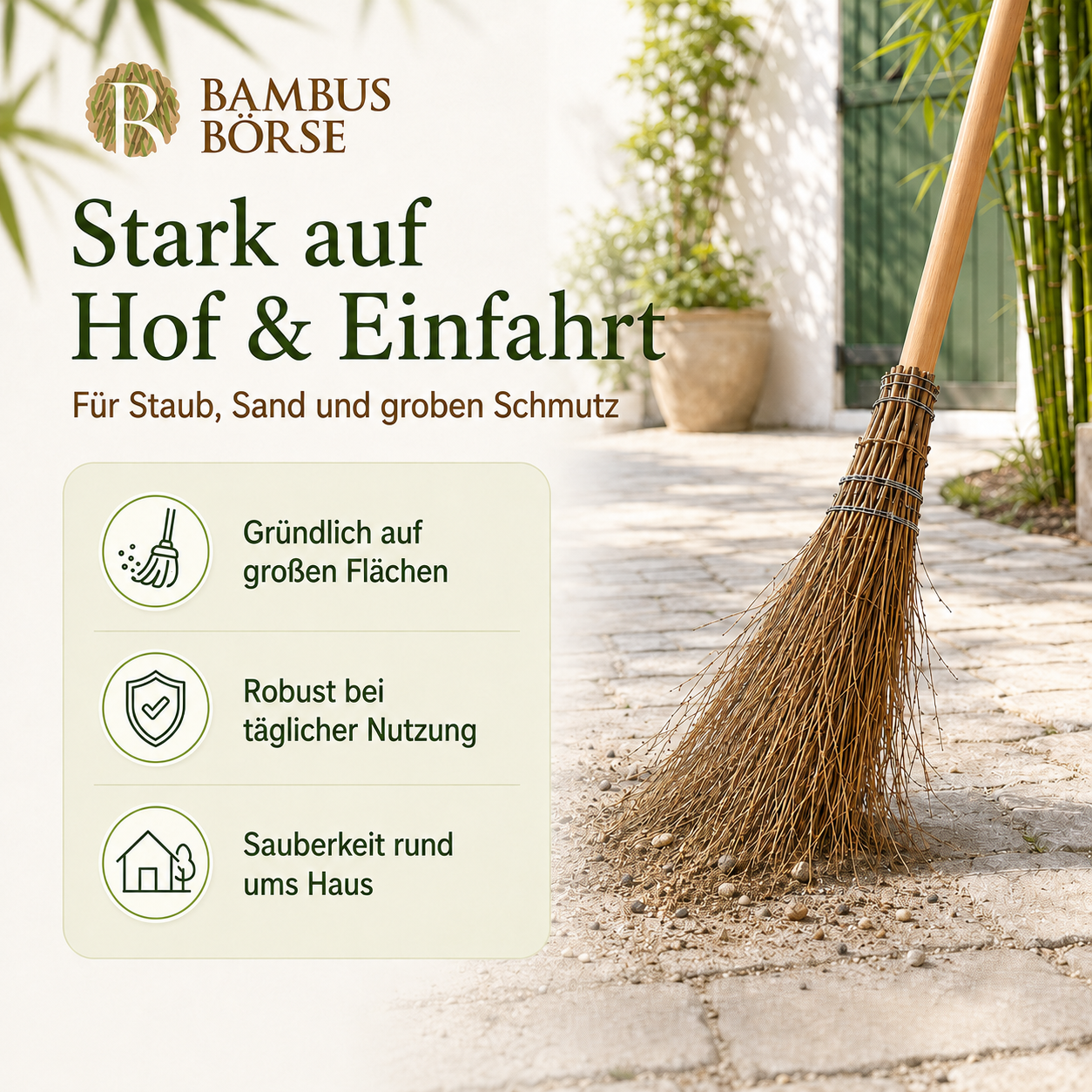 Werbung für einen Besen der Marke "Bambusbörse" auf einem gepflasterten Weg. Text: "Stark auf Hof & Einfahrt. Für Staub, Sand und groben Schmutz" mit Symbolen und Vorteilen: Gründlich, Robust, Sauberkeit. Besen in Aktion gezeigt.