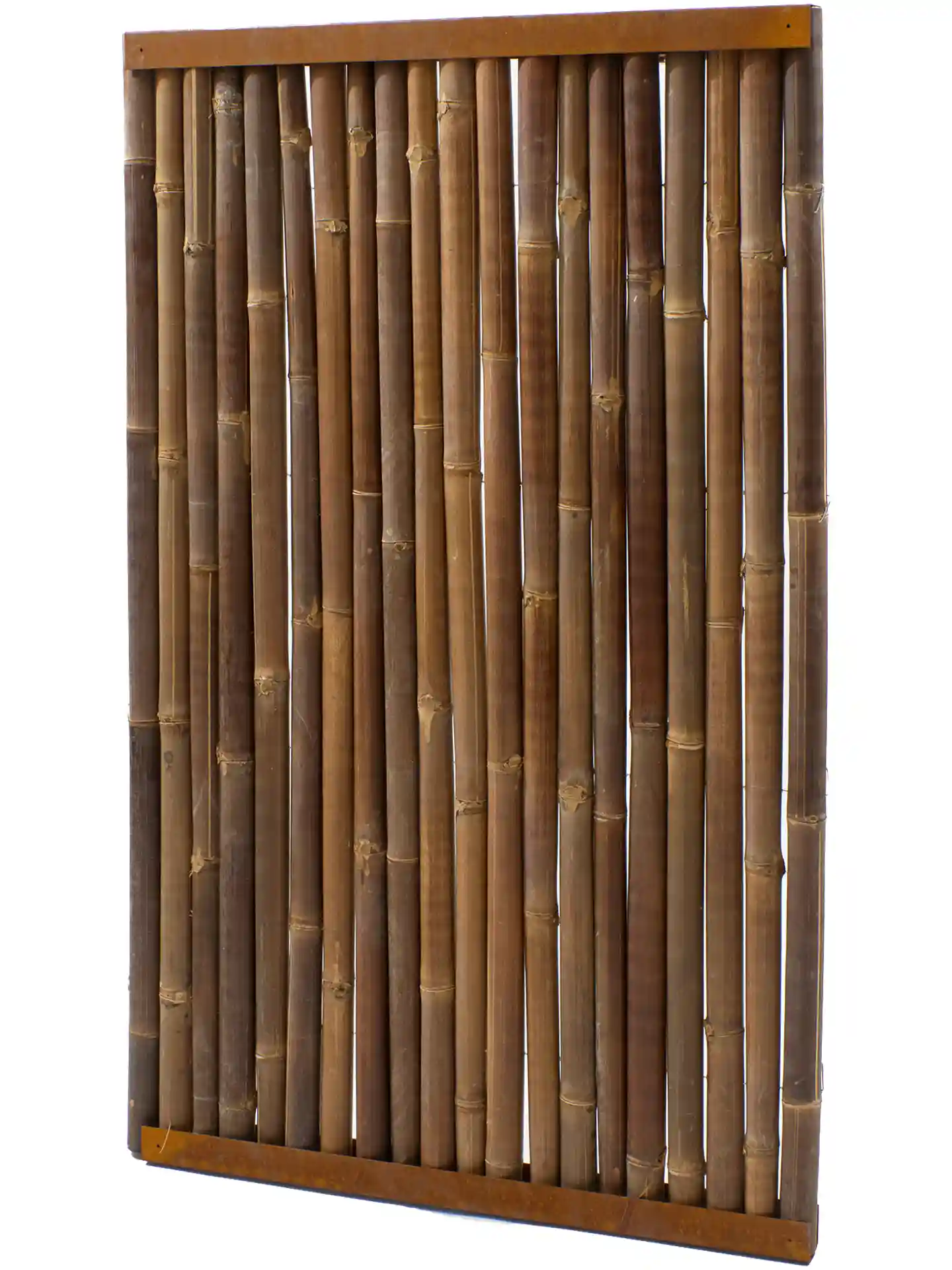 Zaunfeld aus Cortenstahlrahmen mit dunklen Bambusstäben als Sichtschutz für den Garten.