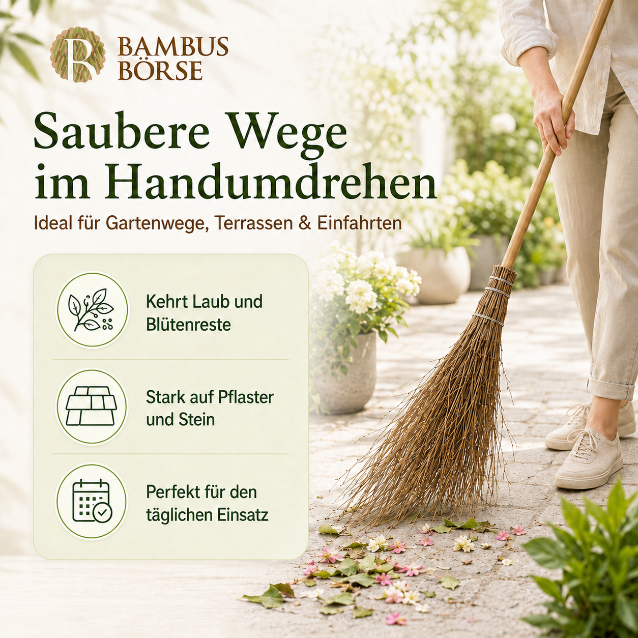 Werbung für "Bambusbesen" mit dem Slogan "Saubere Wege im Handumdrehen". Eine Person fegt Laub und Blüten auf einem gepflasterten Weg. Text beschreibt Produkteigenschaften: kehrt Laub, stark auf Pflaster, ideal für täglichen Einsatz.
