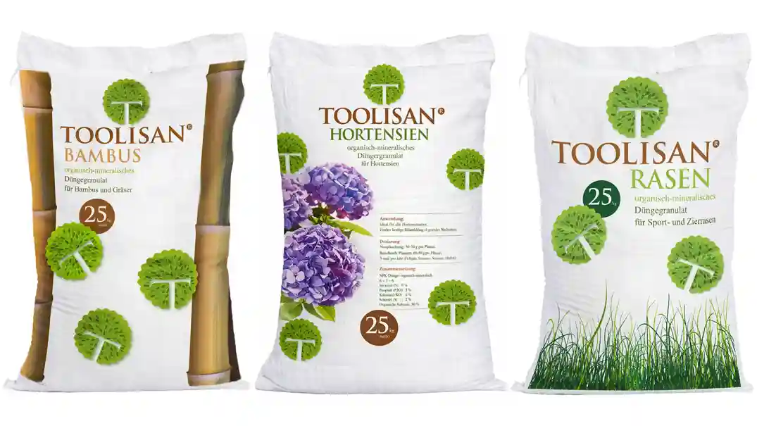 Drei Beutel mit organisch-mineralischem Dünger der Marke Toolisan: links Bambus, in der Mitte Hortensien mit blauer Blüte, rechts Rasen mit abgebildetem Gras. Alle Beutel zeigen runde grüne Symbole mit einem "T" und enthalten 25 Liter.
